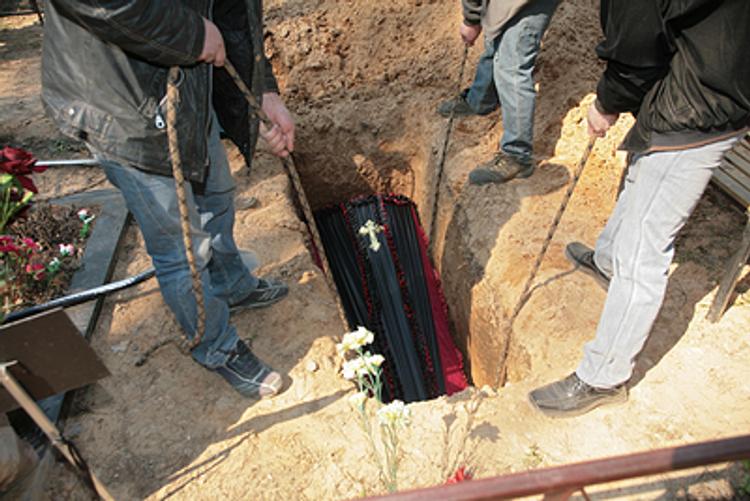 Покойника подхоронили в чужую могилу без спроса и документов