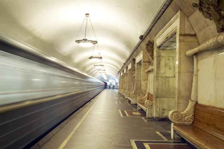 В московском метро пассажир застрял между платформой и вагоном