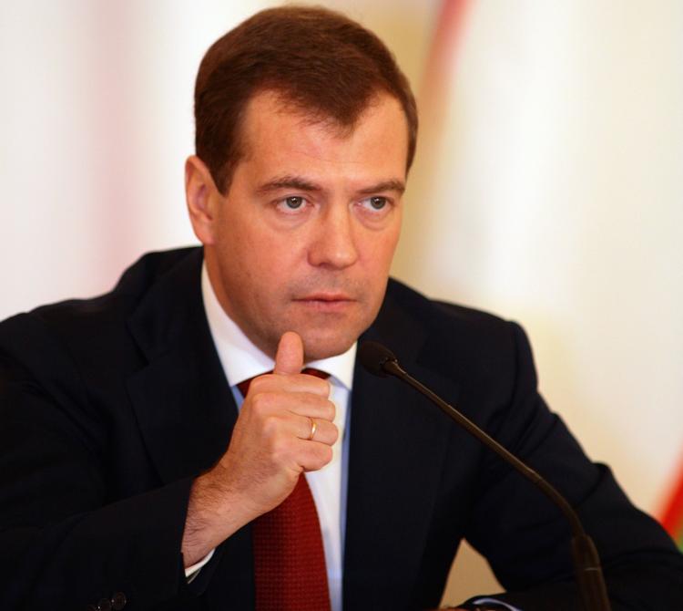 Медведев побеседовал с бывшим и новым главами администрации президента