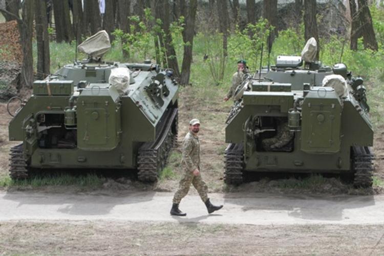 Украинская армия подтянула к границе с Крымом тяжелое вооружение