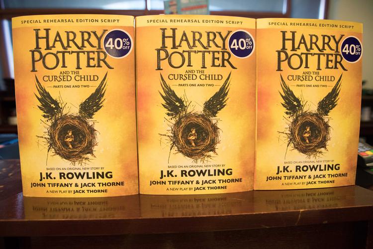 Новая книга серии о волшебнике Гарри Поттере не попала в питерские магазины