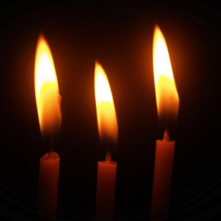 В храме школьница прикурила от свечи, поставленной за здравие