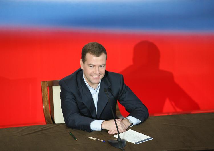 Дмитрий Медведев поговорил с ветеранами во время визита в Курск