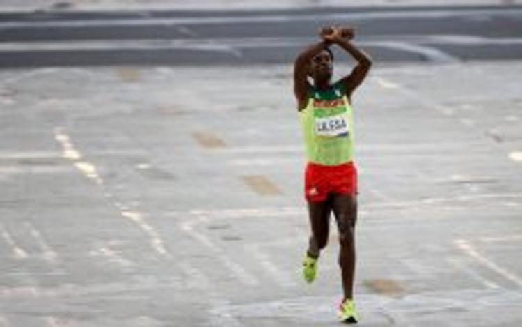 Олимпийский чемпион отказался возвращаться в Эфиопию из-за жеста неповиновения