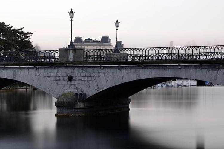 Мост рухнул на трассу в Великобритании
