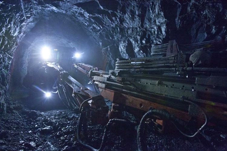 Медведев хочет, чтобы шахтеры меньше рисковали