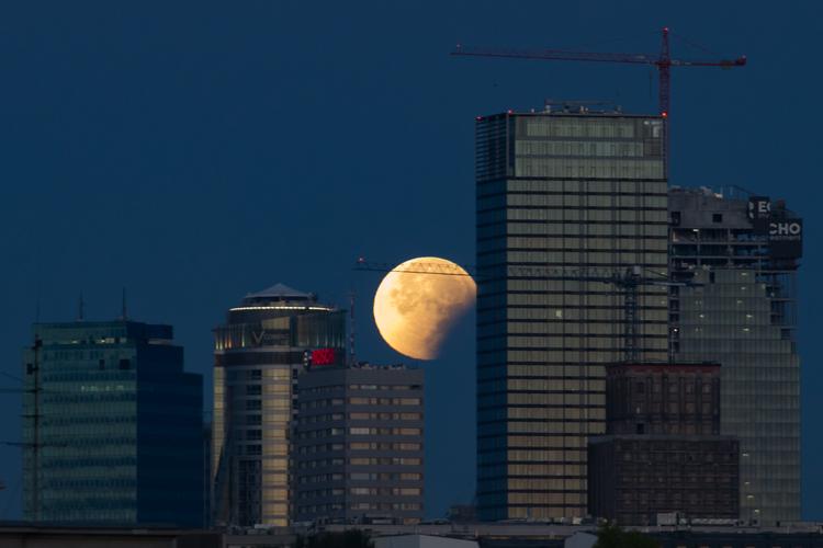 В середине сентября москвичи смогут наблюдать полутеневое затмение Луны