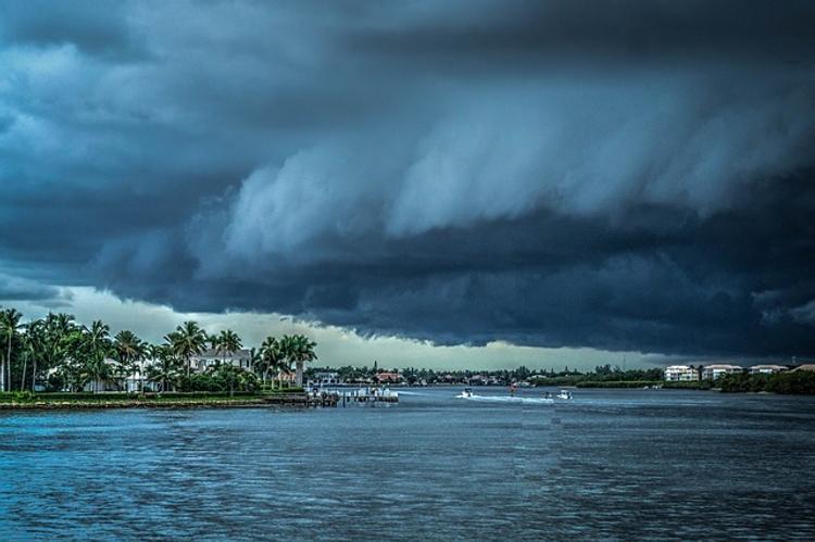 На Флориду обрушился ураган, полностью обесточены десятки тысяч домов