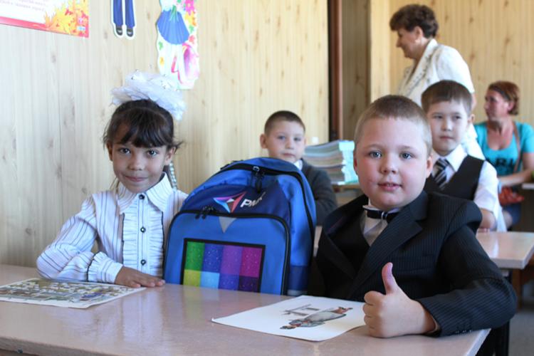 Русская медная компания помогла родителям первоклассников собрать детей в школу