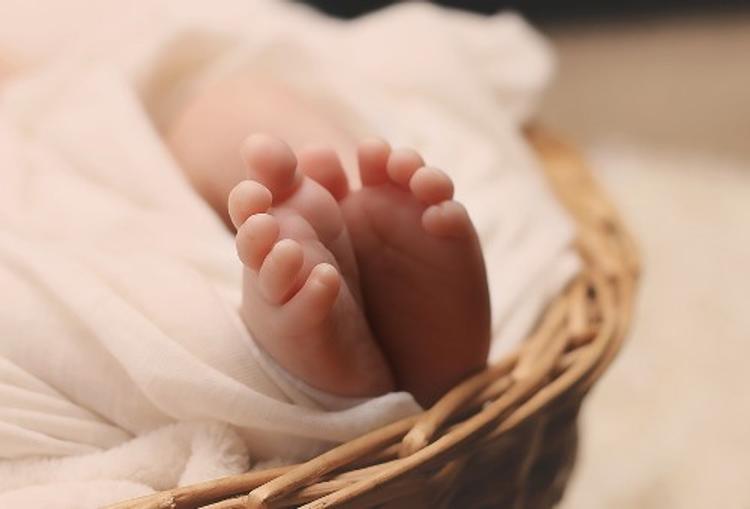 В Наро-Фоминске женщина родила ребенка на улице и скрылась