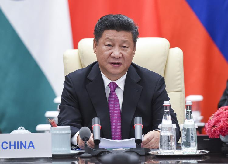 Председатель Еврокомиссии расцеловал китайского лидера