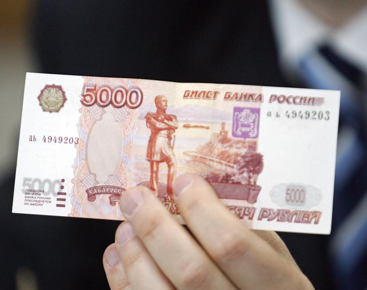 Жительнице Москвы банкомат выдал 5100 рублей одной купюрой