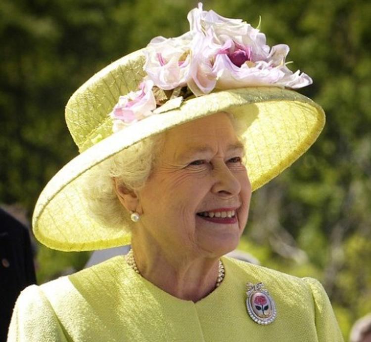 90-летняя королева Великобритании села за руль внедорожника