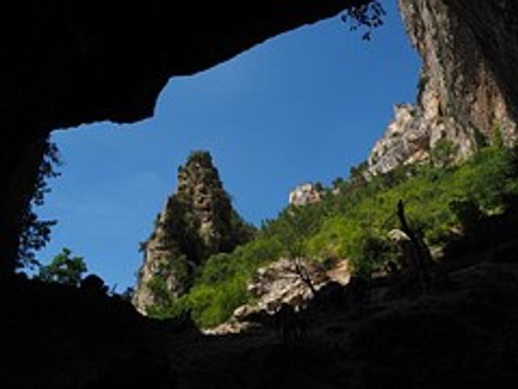 В Китае супружеская пара более 50 лет живет в пещере (ФОТО)