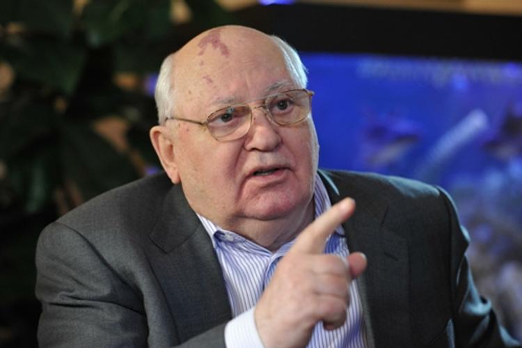 Горбачев отказался от поездки в Прагу по рекомендации врачей