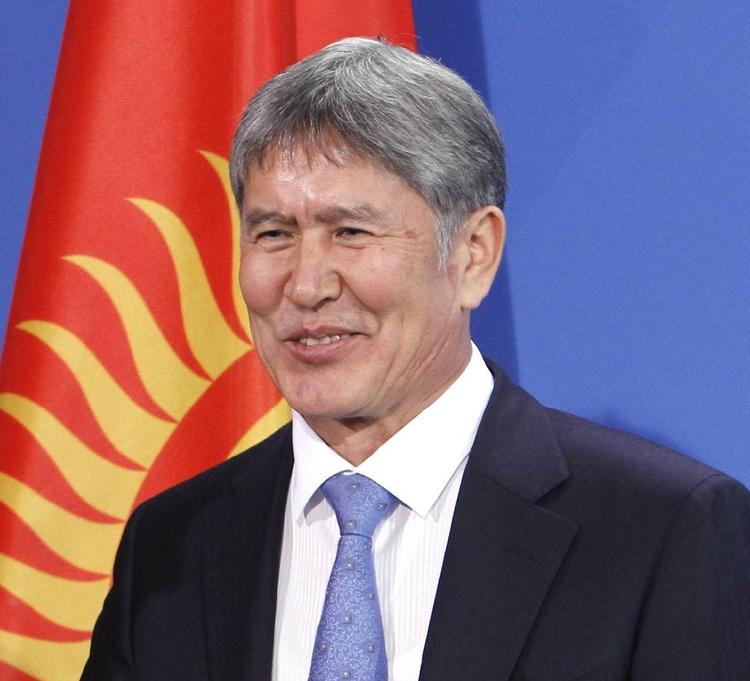 Президент Киргизии получил от Путина орден Александра Невского