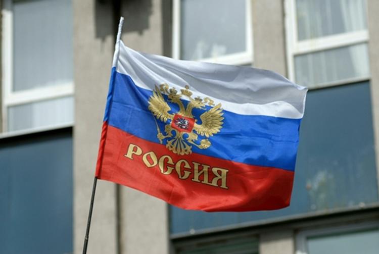 В Киеве депутат и мужчина с псом заблокировали вход в посольство России