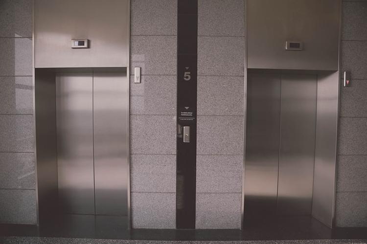 В Москве мужчина изнасиловал двоих детей в кабине лифта