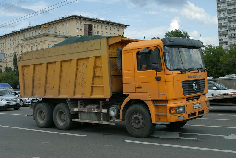 Мусоровоз опрокинулся в Москве и засыпал дорогу содержимым