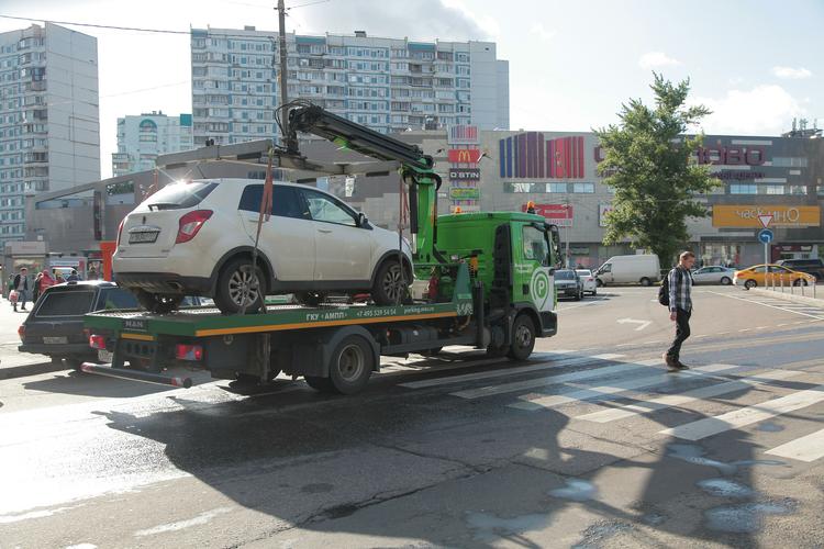 Эвакуатор забрал автомобиль с двумя маленькими детьми в Москве