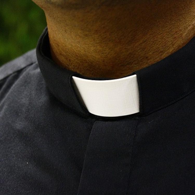 Считавшийся похищенным священник нашелся в номере отеля с несовершеннолетним парнем