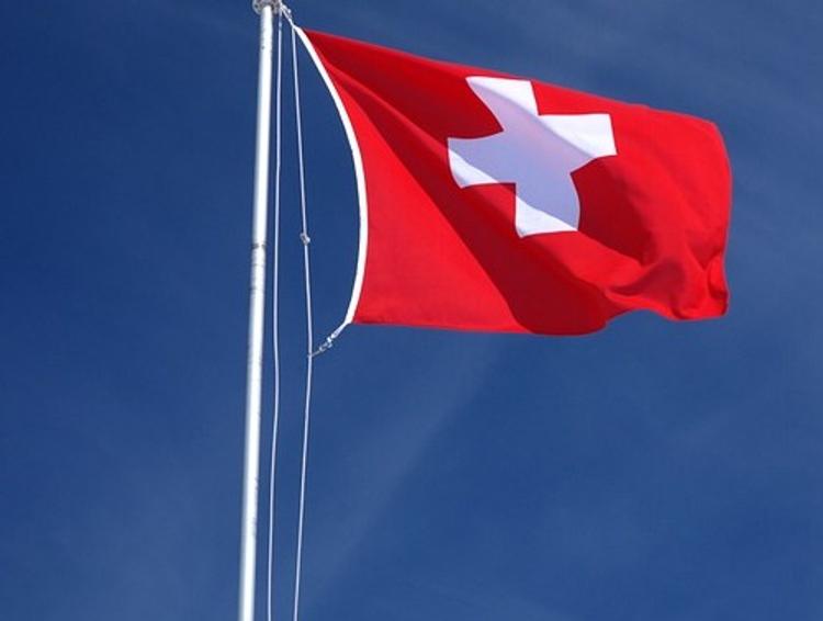 Швейцарцы высказались против повышения пенсий, а на слежку согласились