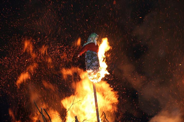 Ведьму в Перу сожгли заживо и записали на мобильник