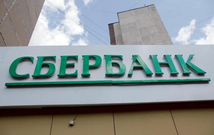 Сбербанк снизил ставки по вкладам в рублях и в валюте
