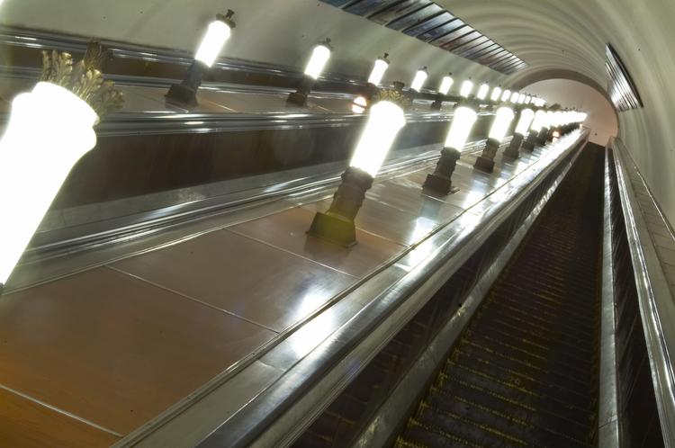 В московском метро пассажир упал с 40-метрового эскалатора