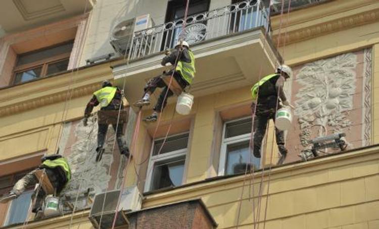 В Москве до Нового года отремонтируют 3 тысячи домов