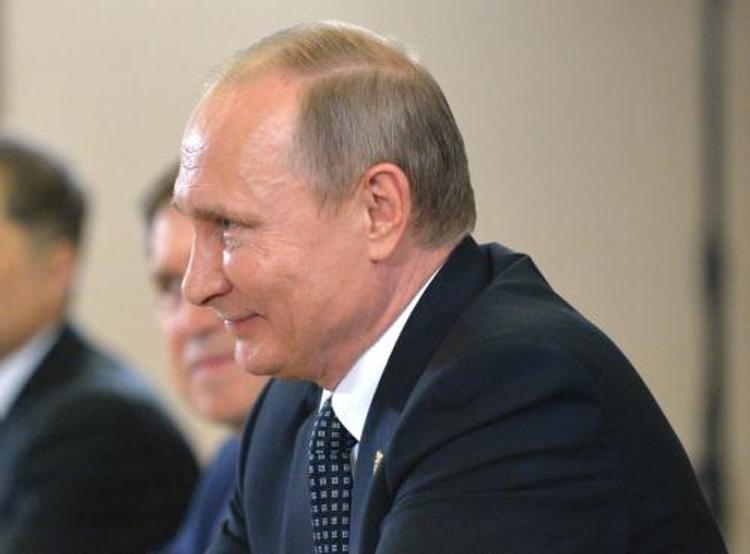Когда Путин говорил о разведке США, в комнате погас свет (ВИДЕО)