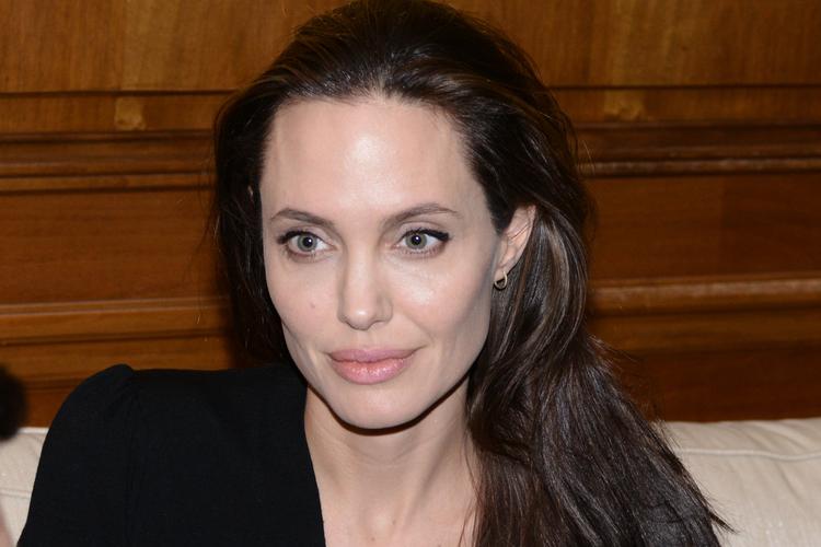 Счастливую Анджелину Джоли заметили папарацци