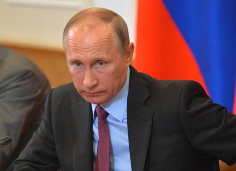 Путин встретился с Порошенко, но руки ему не подал