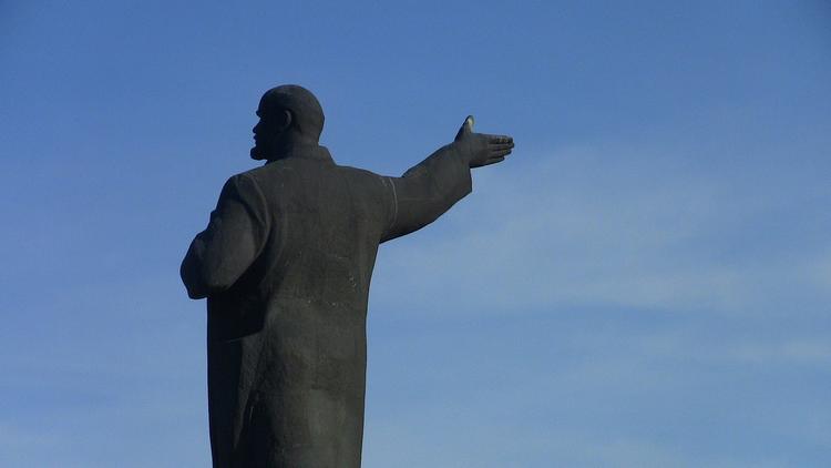 В Крыму неизвестные разрушили памятник Ленину (ФОТО)