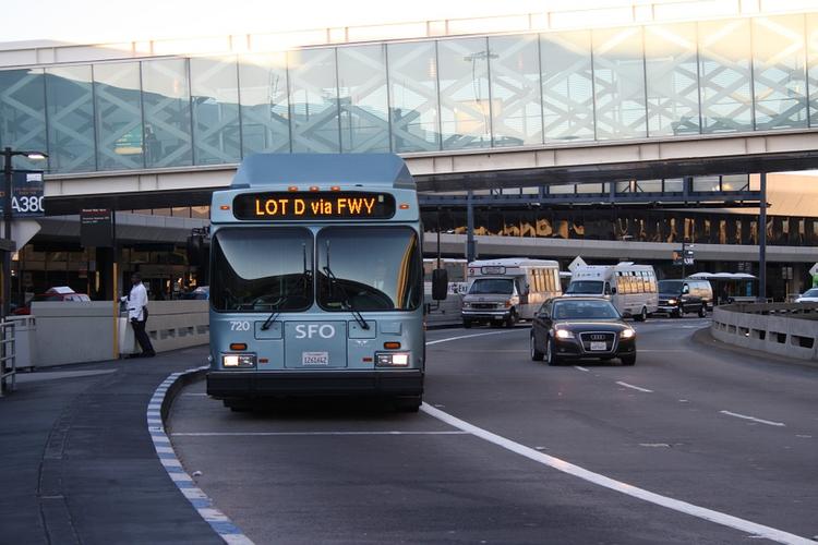 В Калифорнии пассажирский автобус попал в ДТП, 13 погибших