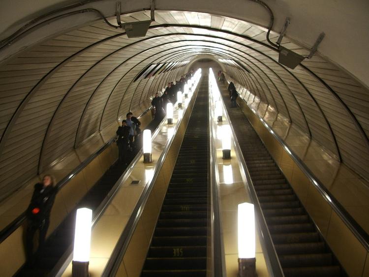 Пассажир упал на рельсы в московском метро, на оранжевой ветке сбой