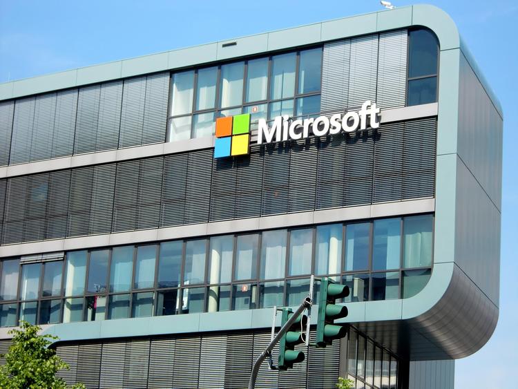 Microsoft предлагает доплату в 40 тысяч рублей за отказ от техники Apple
