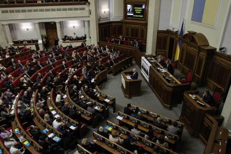 Чем похвастались украинские депутаты: миллионы в наличке, церкви и мощи святых