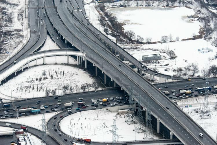 На одной из московских эстакад автомобиль въехал в ограждение