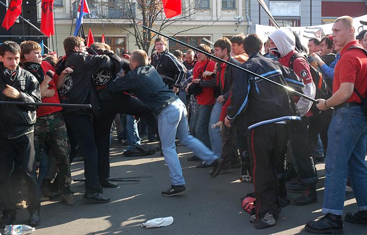 Во Львове состоялась массовая драка нацистов и анархистов