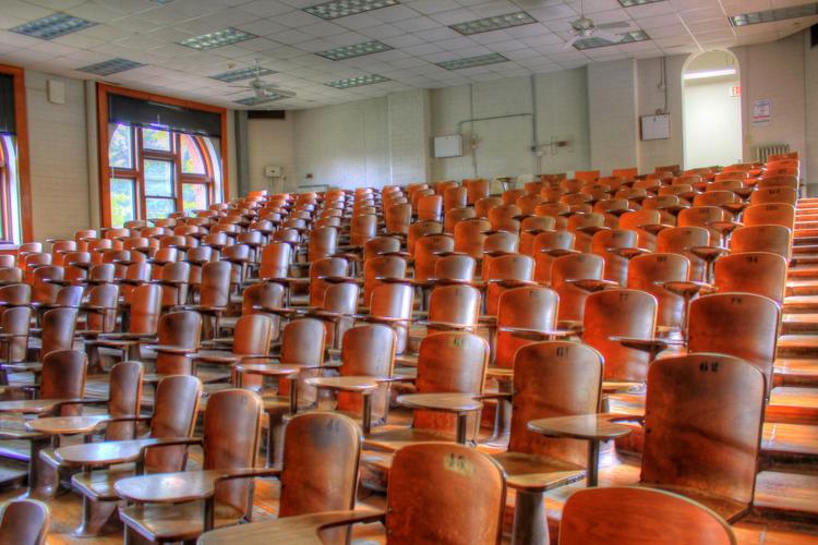 В Махачкале педагога, раздевшегося перед студентами, уволят