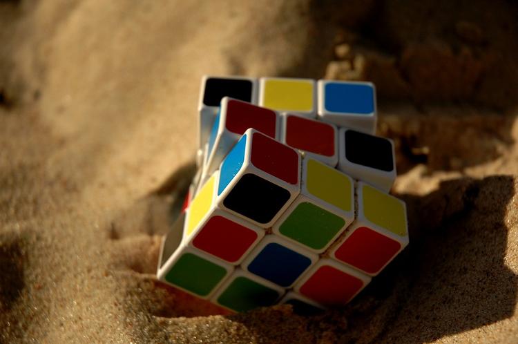 Установлен новый мировой рекорд по сборке кубика Рубика (ВИДЕО)