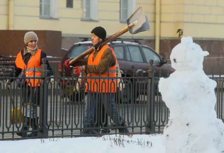 В Санкт-Петербурге чиновники начали своими руками убирать снег