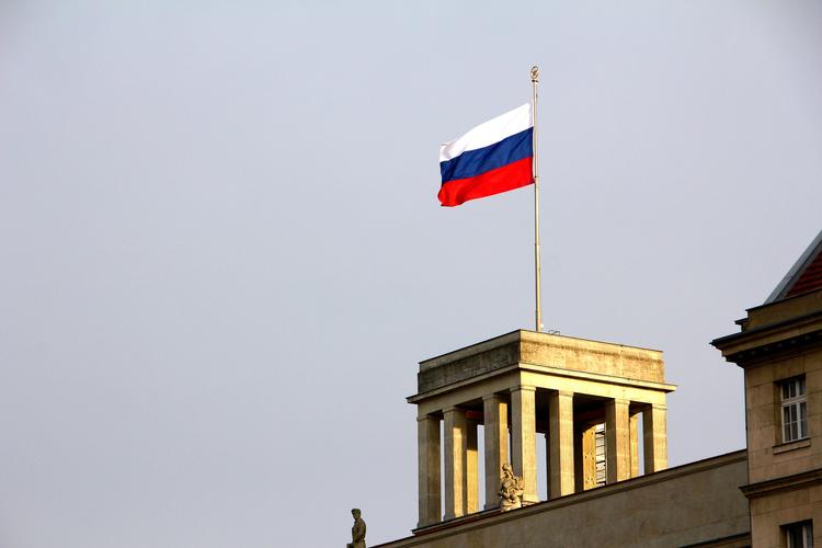 Дворникам, убиравшим листья в российский триколор, грозит суд