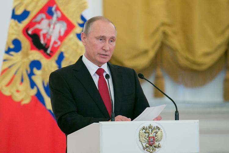 Bloomberg: Путин решил быть с Трампом осторожным
