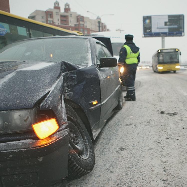 В Москве столкнулись шесть автомобилей, один врезался в остановку