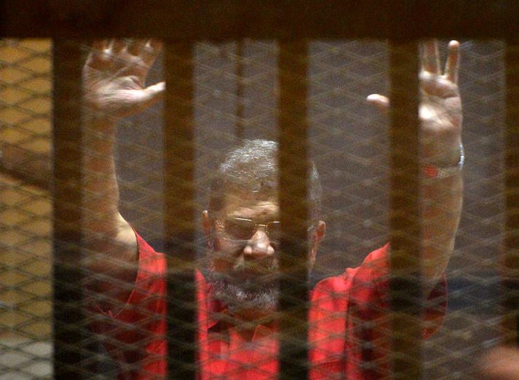 Египетский суд решил, казнить экс-президента Мурси или пока помиловать