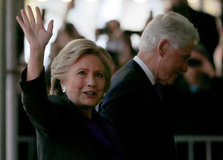 Билла Клинтона настолько разозлил разговор с супругой, что он выбросил телефон
