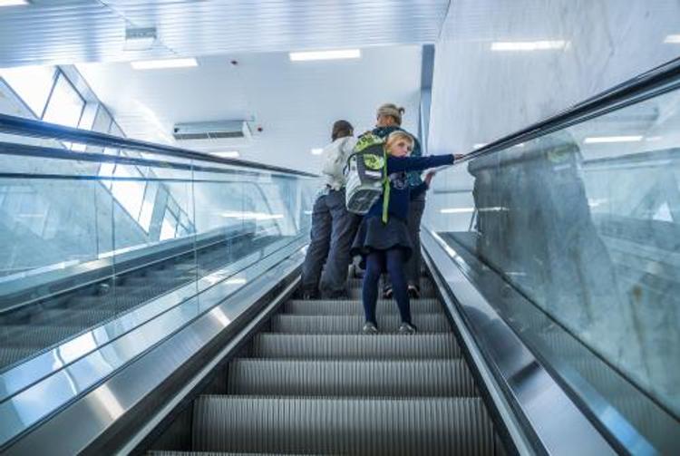Эскалатор московского метрополитена едва не оторвал девушке ногу