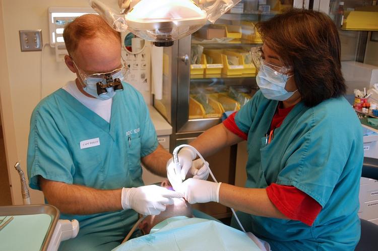 В Великобритании дантист уронил пациентке в горло иглу